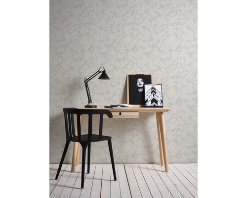 Schreibtischbereich mit Stuhl, Lampe und gemusterter Tapete