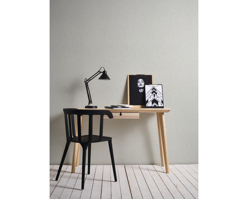 Schreibtisch mit Schublade, Lampe und Stuhl im Arbeitszimmer