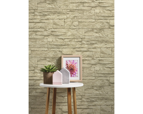 Papier peint décoratif aspect pierre derrière une table d''appoint avec décoration