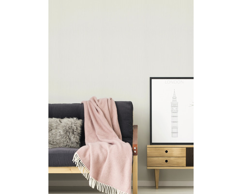Wohnzimmer mit Sofa, Kissen, Decke und Bild
