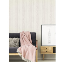 Wohnzimmer mit Holzvertäfelung, Sofa und Beistelltisch