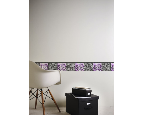 Décoration murale avec bordure à motif de roses dans une pièce