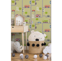 Chambre d''enfant avec papier peint pour enfants, table de chevet, jouets et boules décoratives.