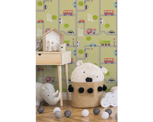 Chambre d''enfant avec papier peint pour enfants, table de chevet, jouets et boules décoratives.