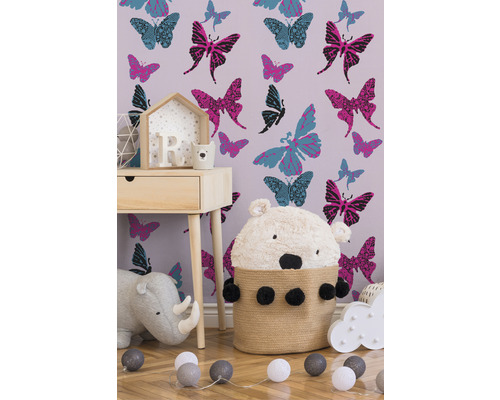 Chambre d''enfant avec bureau, panier d''ours et papier peint papillon.