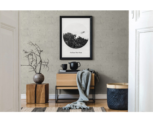 Wohnraum mit Kommode, Dekoration und gerahmtem Bild an der Wand.