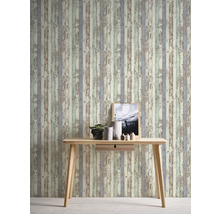 Mur décoratif avec papier peint imitation bois et table en bois clair