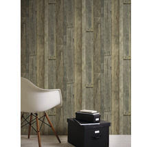 Pièce avec papier peint aspect bois, chaise et boîtes de rangement
