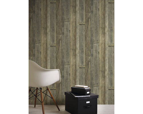 Pièce avec papier peint aspect bois, chaise et boîtes de rangement