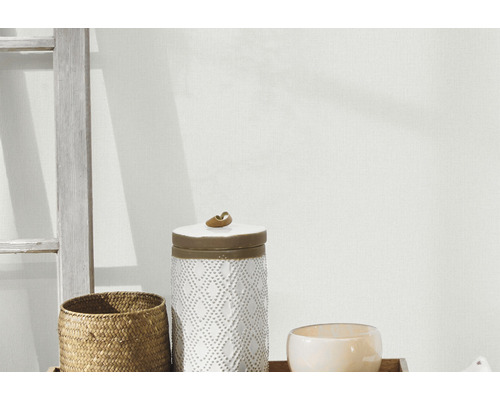 Scène décorative avec une échelle, un panier et un récipient