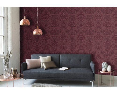 Salon avec canapé gris, papier peint à motifs et suspensions