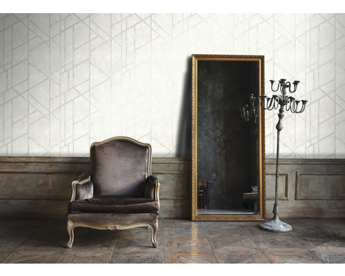 Salon avec papier peint géométrique, fauteuil, miroir et chandelier