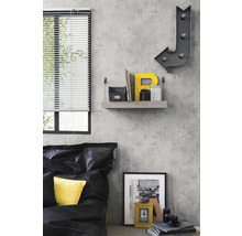 Schlafzimmer mit Bett, Regal und dekorativen Elementen