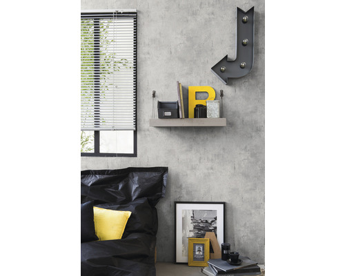 Schlafzimmer mit Bett, Regal und dekorativen Elementen