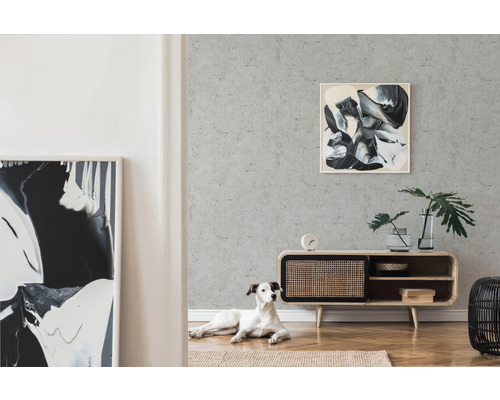 Salon avec papier peint design, meuble bas et peintures abstraites