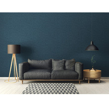 Wohnzimmer mit Sofa, Stehlampe, Beistelltisch und Hängelampe vor einer Ziegelwand