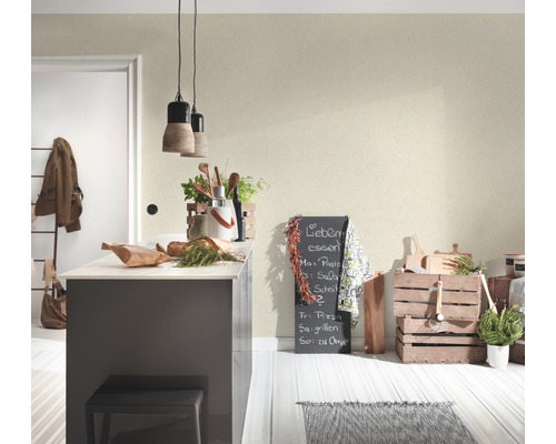 Helle Küche mit Kochinsel, Kreidetafel und Holzelementen für eine gemütliche Atmosphäre