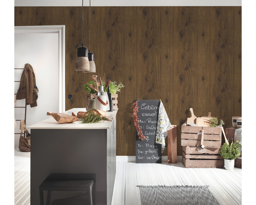 Cuisine claire et spacieuse avec mur en bois, comptoir de cuisine, décoration et tableau noir