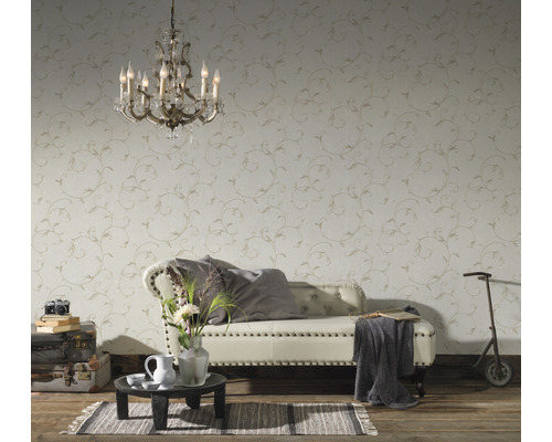 Salon décoratif avec canapé, papier peint à motif végétal et lustre