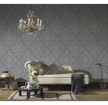 Wohnzimmer mit dekorativer Tapete, Sofa, Teppich und Kronleuchter