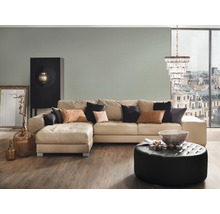 Salon avec canapé d''angle, tabouret rembourré, armoire haute, miroir, décoration et suspension