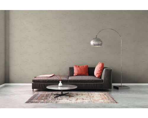 Salon avec canapé, table, lampadaire et papier peint à motifs