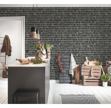 Cuisine moderne avec papier peint en briques, îlot de cuisine et caisses en bois décoratives