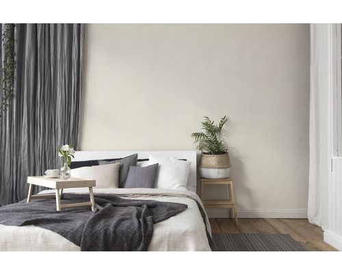 Chambre claire avec lit, table de chevet et décoration