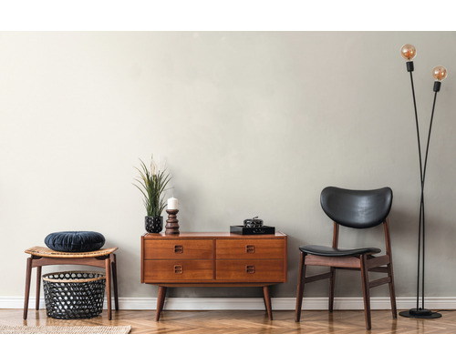 Salon avec commode, chaise, tabouret, lampadaire et objets de décoration