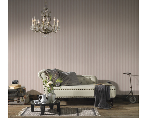 Salon avec papier peint rayé, canapé, table basse et lustre