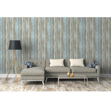 Wohnzimmer mit Sofa, Stehlampe und Tapete in Holzoptik