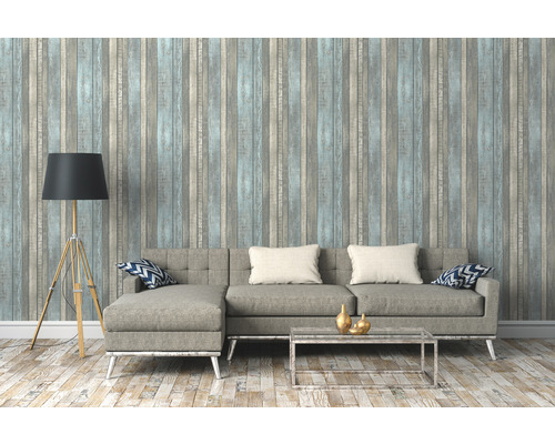 Wohnzimmer mit Sofa, Stehlampe und Tapete in Holzoptik