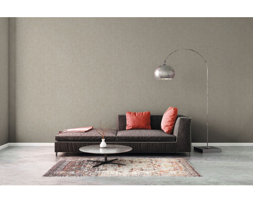 Wohnzimmer mit beiger Vliestapete, Sofa, Tisch und Stehlampe