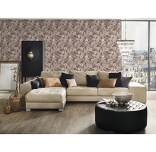 Wohnzimmer mit Ecksofa, floraler Tapete und Dekorationen für ein gemütliches Ambiente.