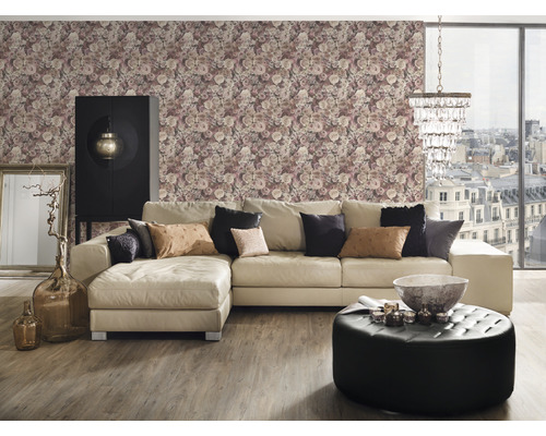 Wohnzimmer mit Ecksofa, floraler Tapete und Dekorationen für ein gemütliches Ambiente.