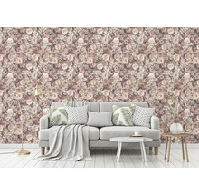 Wohnzimmer mit Sofa vor einer Wand mit floral gemusterter Tapete