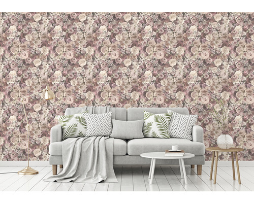 Wohnzimmer mit Sofa vor einer Wand mit floral gemusterter Tapete