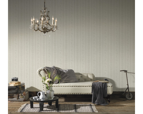 Wohnzimmer mit Couch, Lampe und Dekorationen