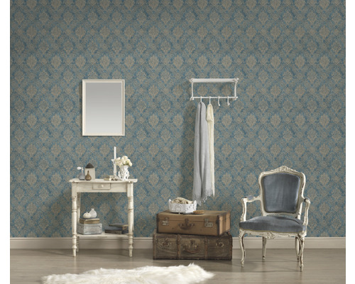 Exemple d''aménagement avec papier peint à motifs, table, chaise et décoration pour une ambiance d''habitation élégante.