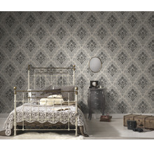 Dekorativer Schlafraum mit Bett, Nachttisch und gemusterter Tapete