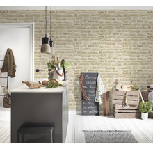 Intérieur avec îlot de cuisine, décorations et papier peint imitation pierre
