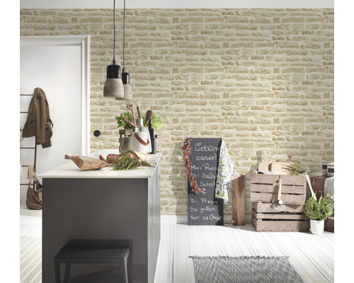 Wohnraum mit Kücheninsel, Dekoration und Wandtapete im Steinmuster