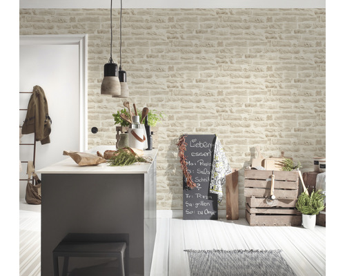 Helle Küche mit Kücheninsel und Wandtapete in Steinoptik für eine freundliche Atmosphäre.