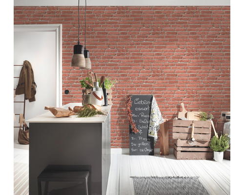 Cuisine claire avec papier peint imitation briques, îlot de cuisine et décoration