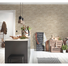 Cuisine lumineuse avec papier peint en briques, îlot de cuisine et décorations