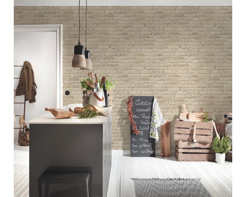 Helle Küche mit Backstein Tapete, Kücheninsel und Dekorationen