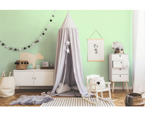 Helles Kinderzimmer mit Spielzelt, Kommode und Dekoration
