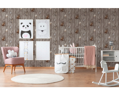 Kinderzimmer mit Möbeln und Tiermotiven auf der Tapete
