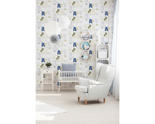 Chambre d''enfant avec papier peint, lit d''enfant et fauteuil