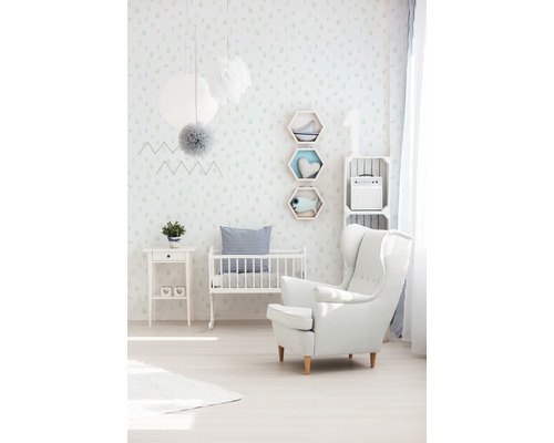 Chambre d''enfant lumineuse avec lit à barreaux, fauteuil et décoration